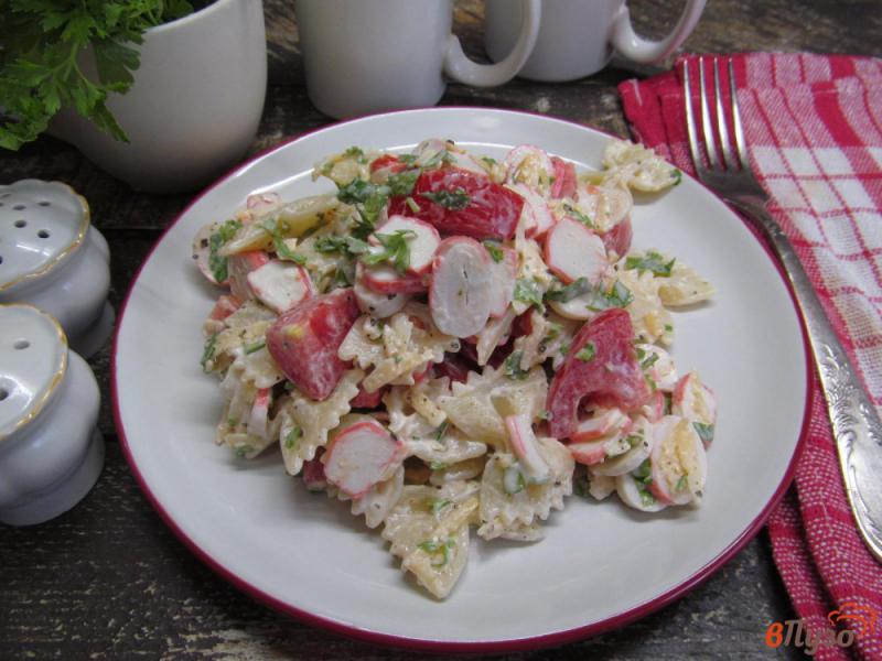Фото приготовление рецепта: Салат из макарон с крабовыми палочками и помидором шаг №5