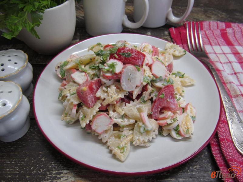 Фото приготовление рецепта: Салат из макарон с крабовыми палочками и помидором шаг №6
