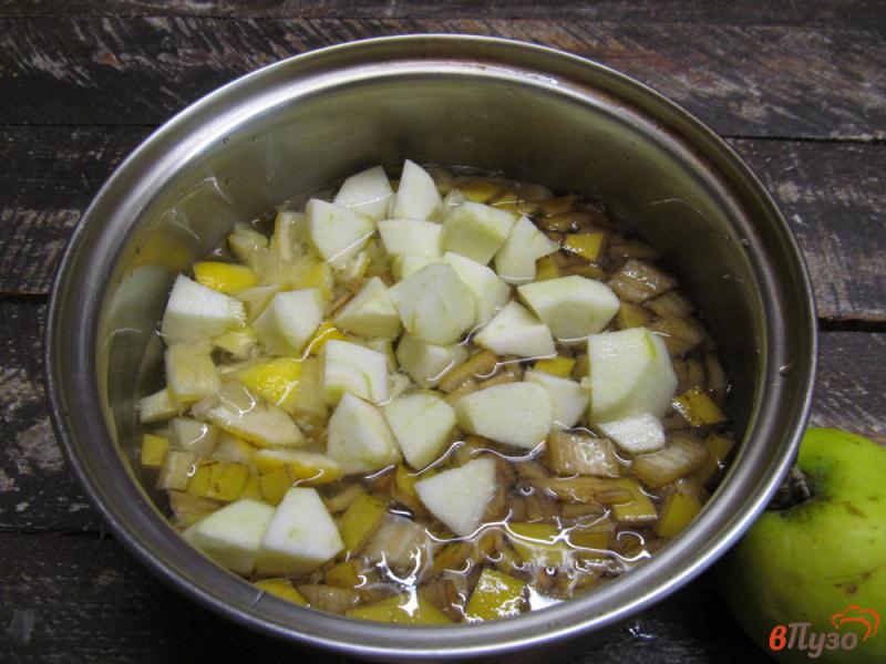 Фото приготовление рецепта: Варенье из банановой кожуры с яблоком шаг №3
