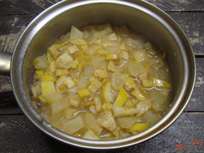 Фото приготовление рецепта: Варенье из банановой кожуры с яблоком шаг №4