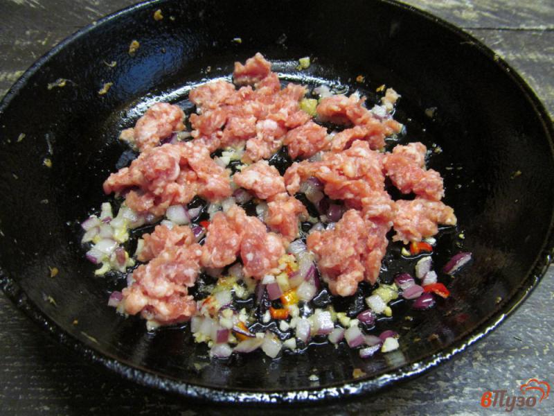 Фото приготовление рецепта: Баклажан с мясным фаршем по-китайски шаг №6