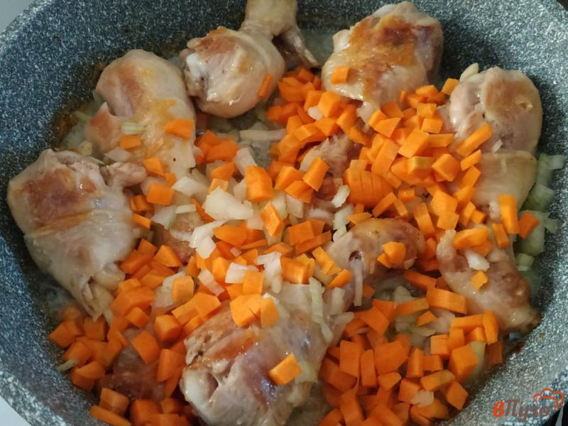 Фото приготовление рецепта: Плов с куриными голенями на сковороде шаг №2