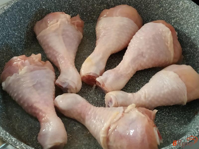 Фото приготовление рецепта: Плов с куриными голенями на сковороде шаг №1