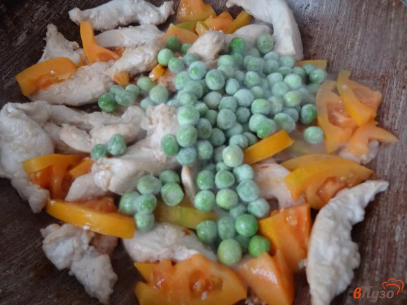 Фото приготовление рецепта: Куриная грудка с зеленым горошком и помидорами шаг №7