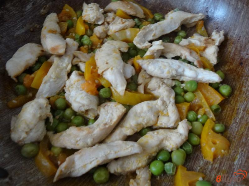 Фото приготовление рецепта: Куриная грудка с зеленым горошком и помидорами шаг №8