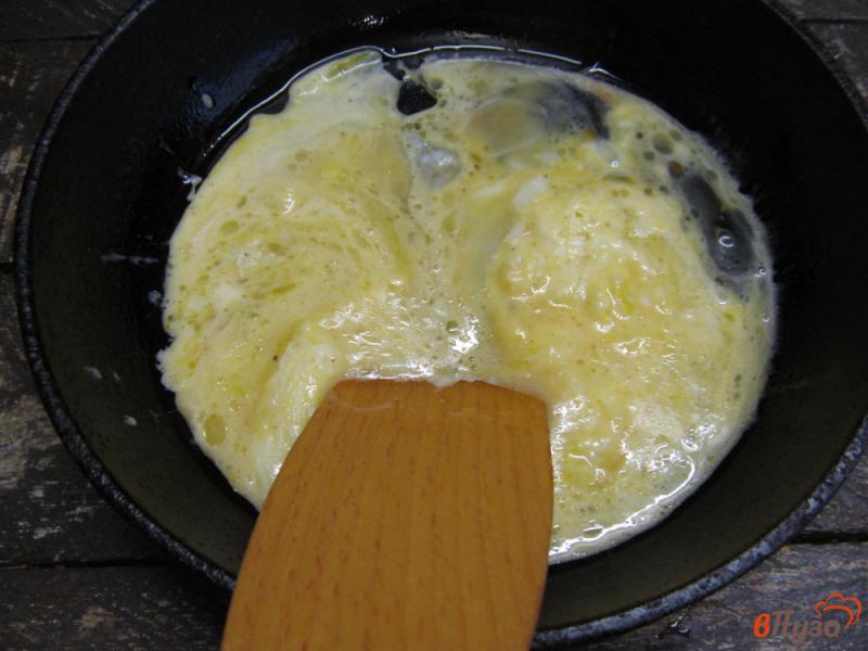 Фото приготовление рецепта: Омлет с начинкой из баклажана шаг №4