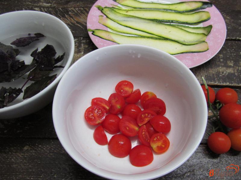 Фото приготовление рецепта: Салат панцанелла на ломтиках кабачка шаг №3