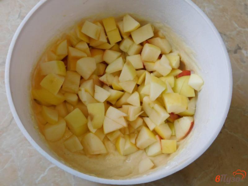 Фото приготовление рецепта: Яблочный пирог на сметанном тесте шаг №4