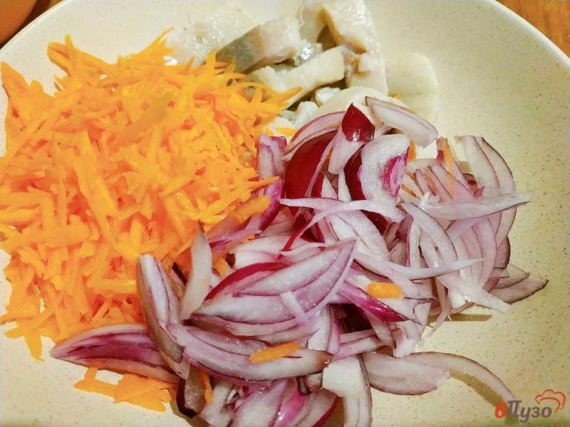 Фото приготовление рецепта: Салат из селёдки с соевым соусом шаг №8