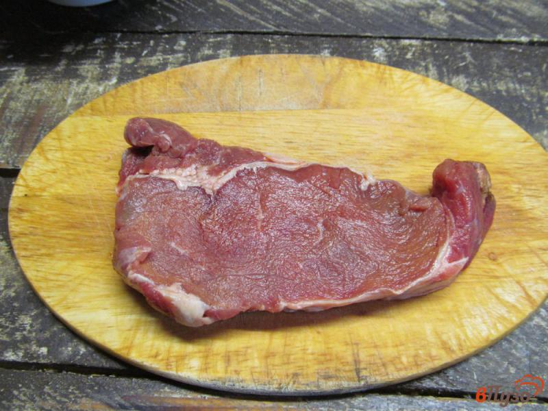 Фото приготовление рецепта: Жареный стейк из говядины с салатом из винограда шаг №1