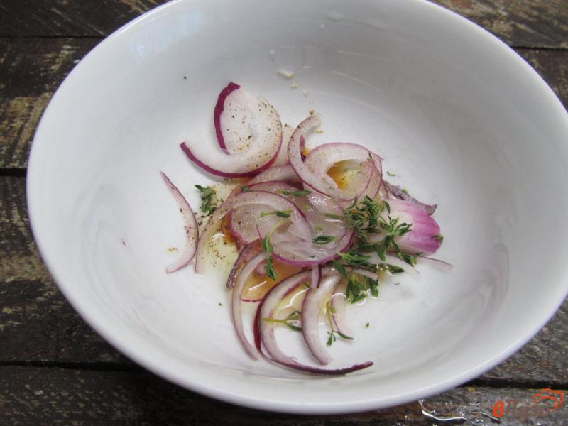 Фото приготовление рецепта: Жареный стейк из говядины с салатом из винограда шаг №3