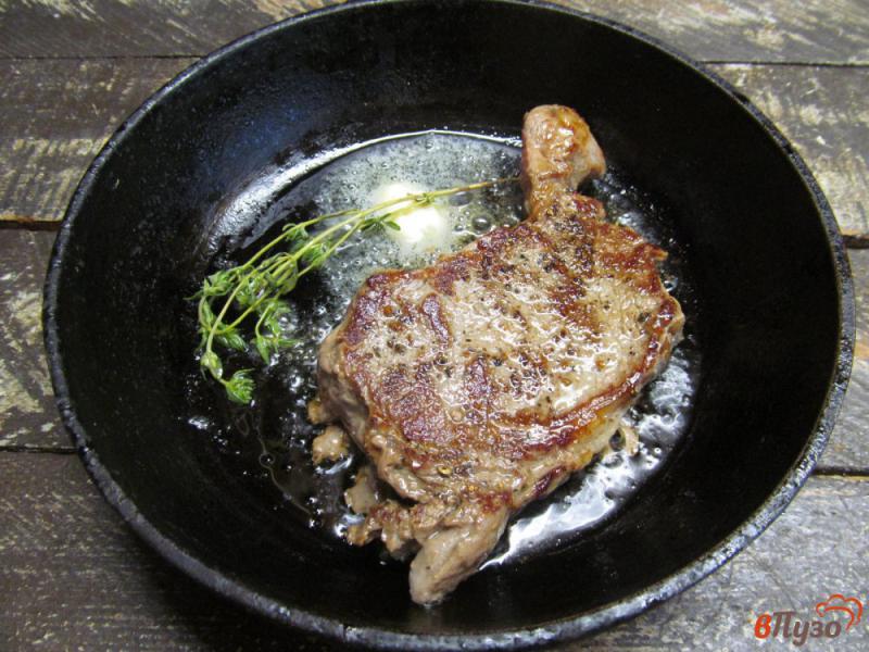 Фото приготовление рецепта: Жареный стейк из говядины с салатом из винограда шаг №5