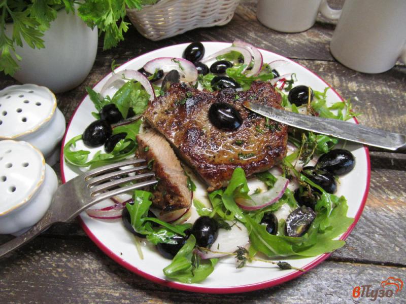 Фото приготовление рецепта: Жареный стейк из говядины с салатом из винограда шаг №6