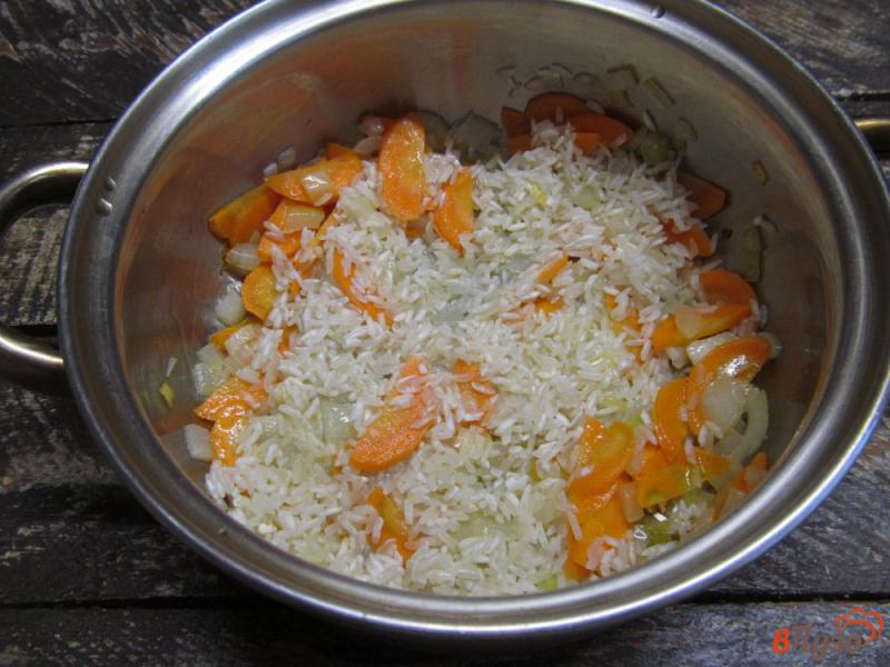 Фото приготовление рецепта: Рисовый суп с баклажаном шаг №4