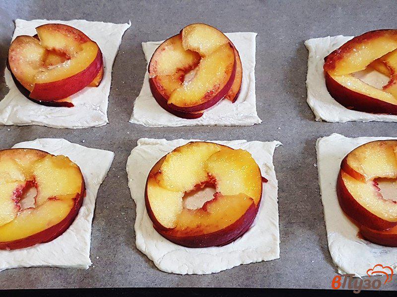 Фото приготовление рецепта: Пирожки с персиками по-восточному шаг №9