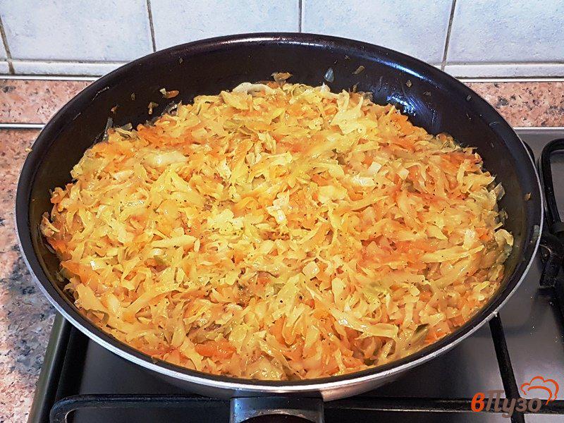 Фото приготовление рецепта: Трубочки с капустой и морковью шаг №6