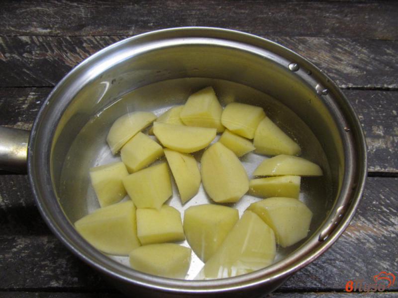 Фото приготовление рецепта: Картофель в соусе из болгарского перца с сыром и тимьяном шаг №1