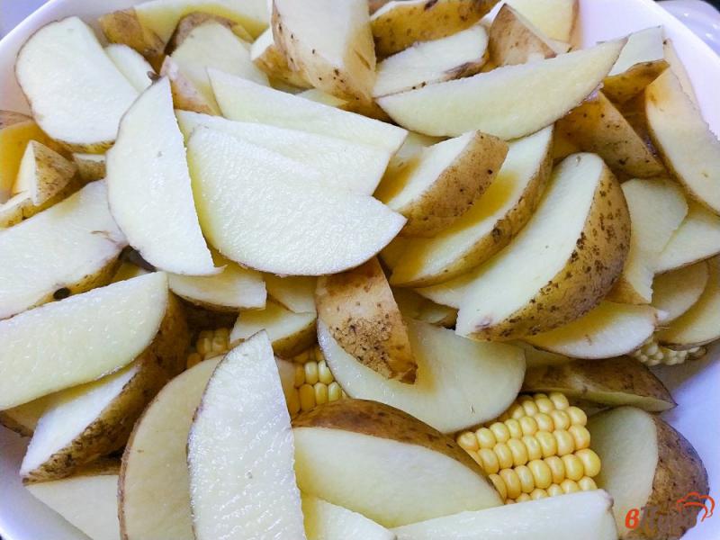 Фото приготовление рецепта: Запеченная картошка с кукурузой шаг №4