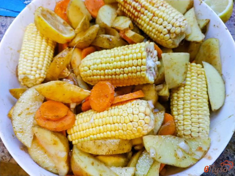 Фото приготовление рецепта: Запеченная картошка с кукурузой шаг №8