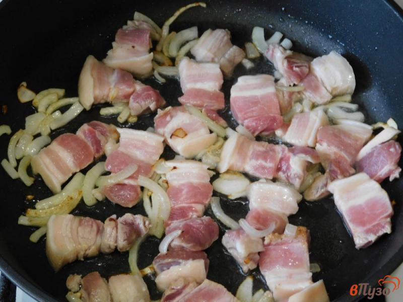 Фото приготовление рецепта: Жареный картофель с поджаркой из свинины шаг №3