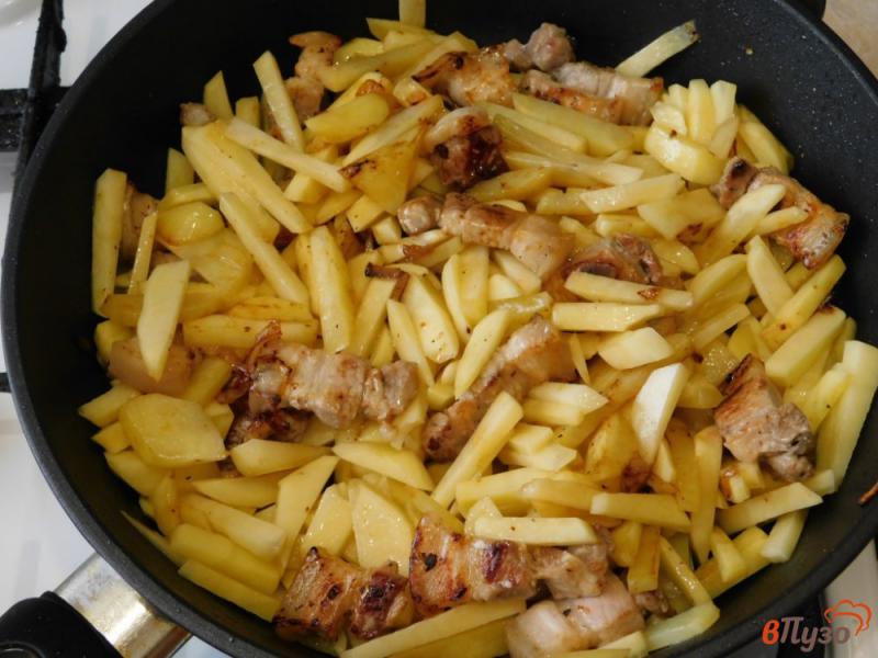 Фото приготовление рецепта: Жареный картофель с поджаркой из свинины шаг №4