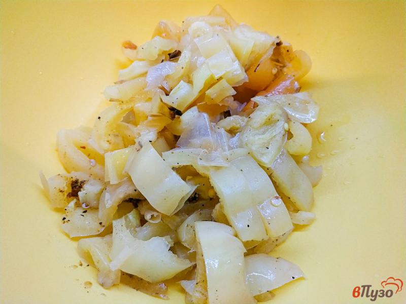 Фото приготовление рецепта: Легкий салат с болгарским перцем шаг №2