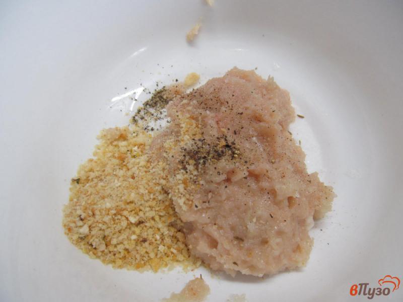 Фото приготовление рецепта: Гнезда из индейки с начинкой под молочным соусом шаг №2