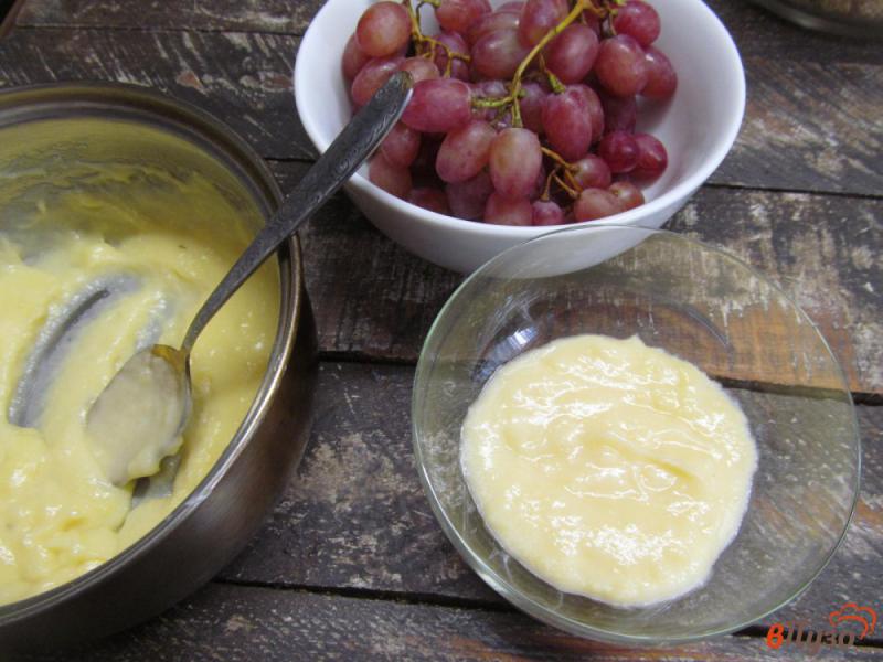 Фото приготовление рецепта: Десерт из заварного крема с виноградом шаг №7
