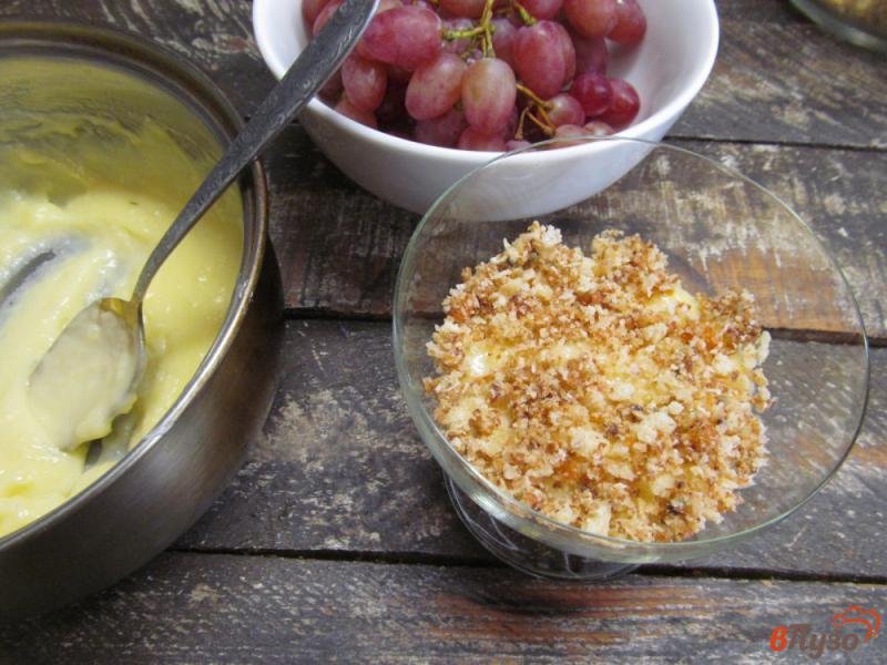 Фото приготовление рецепта: Десерт из заварного крема с виноградом шаг №8