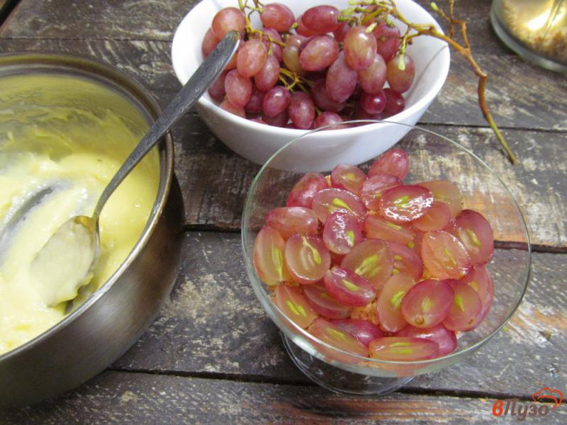 Фото приготовление рецепта: Десерт из заварного крема с виноградом шаг №9