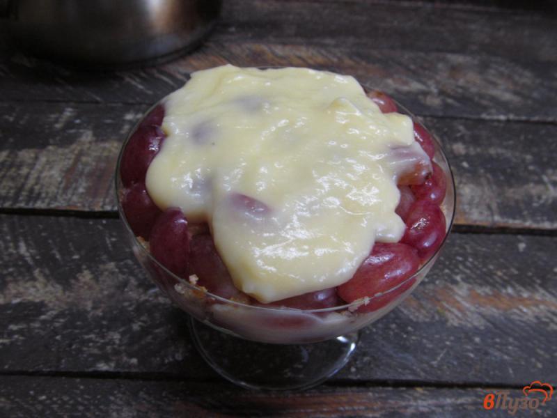 Фото приготовление рецепта: Десерт из заварного крема с виноградом шаг №10