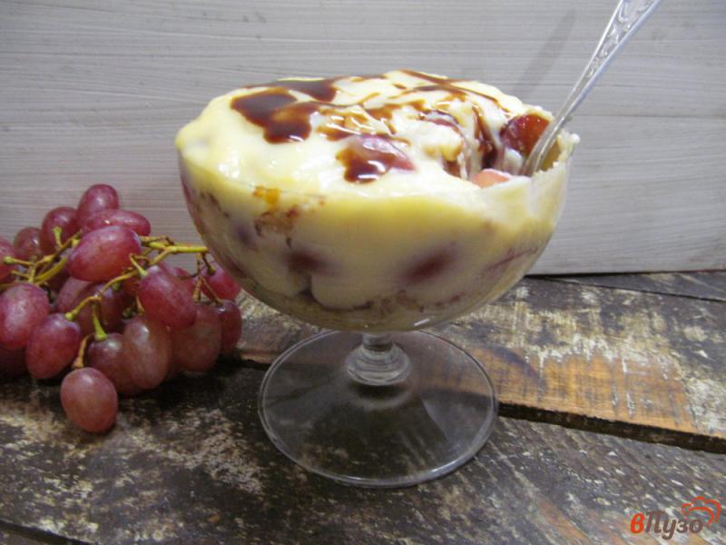 Фото приготовление рецепта: Десерт из заварного крема с виноградом шаг №11