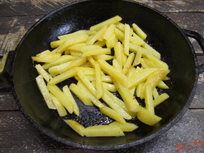 Фото приготовление рецепта: Жареный картофель с шампиньоном под сырной корочкой шаг №1