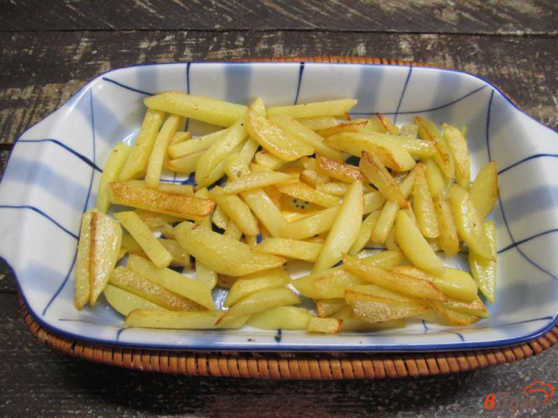 Фото приготовление рецепта: Жареный картофель с шампиньоном под сырной корочкой шаг №2