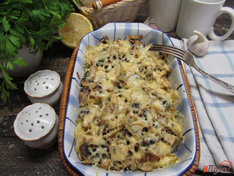 Фото приготовление рецепта: Жареный картофель с шампиньоном под сырной корочкой шаг №7