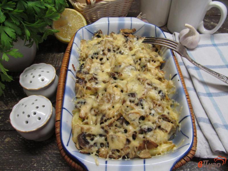 Фото приготовление рецепта: Жареный картофель с шампиньоном под сырной корочкой шаг №8