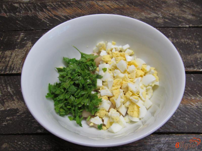 Фото приготовление рецепта: Салат из фасоли с сыром и крабовыми палочками шаг №2