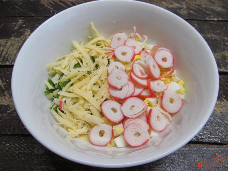 Фото приготовление рецепта: Салат из фасоли с сыром и крабовыми палочками шаг №3