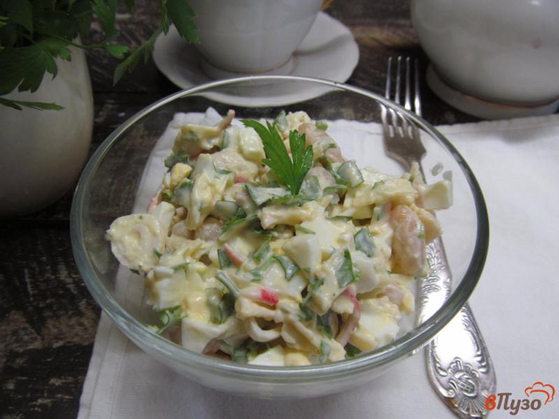 Фото приготовление рецепта: Салат из фасоли с сыром и крабовыми палочками шаг №4