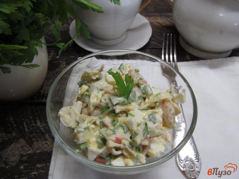 Фото приготовление рецепта: Салат из фасоли с сыром и крабовыми палочками шаг №5