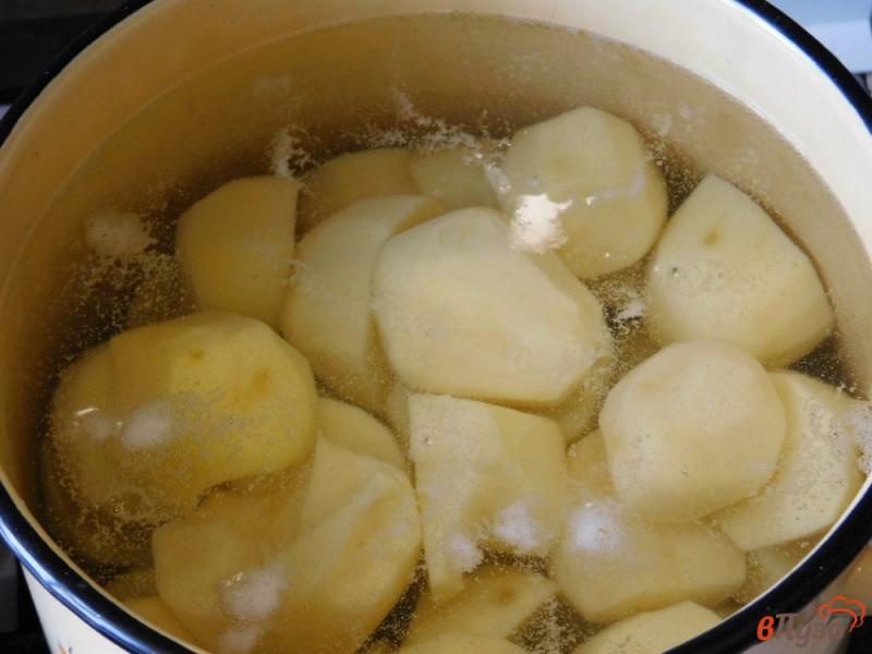 Фото приготовление рецепта: Картофельное пюре с яйцом и сливочным маслом шаг №1