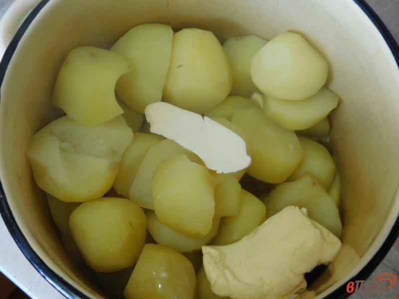 Фото приготовление рецепта: Картофельное пюре с яйцом и сливочным маслом шаг №2