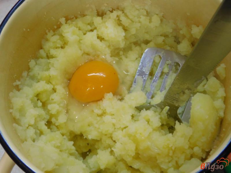 Фото приготовление рецепта: Картофельное пюре с яйцом и сливочным маслом шаг №3
