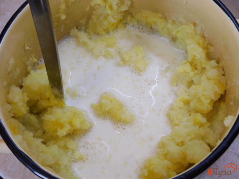 Фото приготовление рецепта: Картофельное пюре с яйцом и сливочным маслом шаг №4