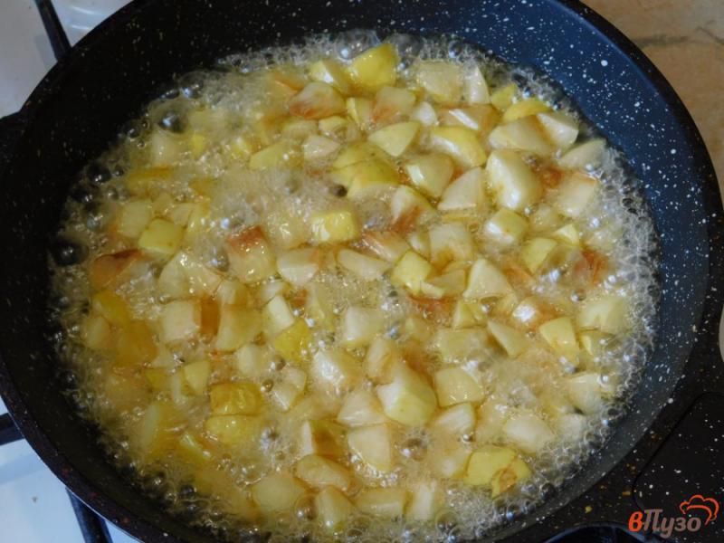 Фото приготовление рецепта: Яблочный десерт с творогом шаг №3