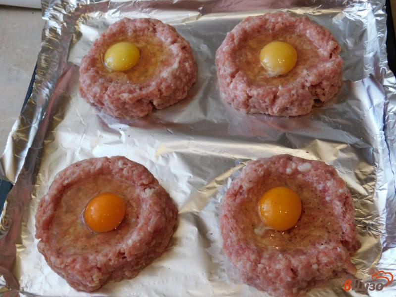 Фото приготовление рецепта: Мясные гнезда с яйцом и шампиньонами шаг №2
