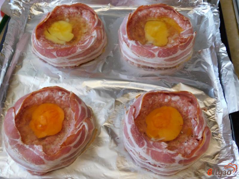 Фото приготовление рецепта: Мясные гнезда с яйцом и шампиньонами шаг №3