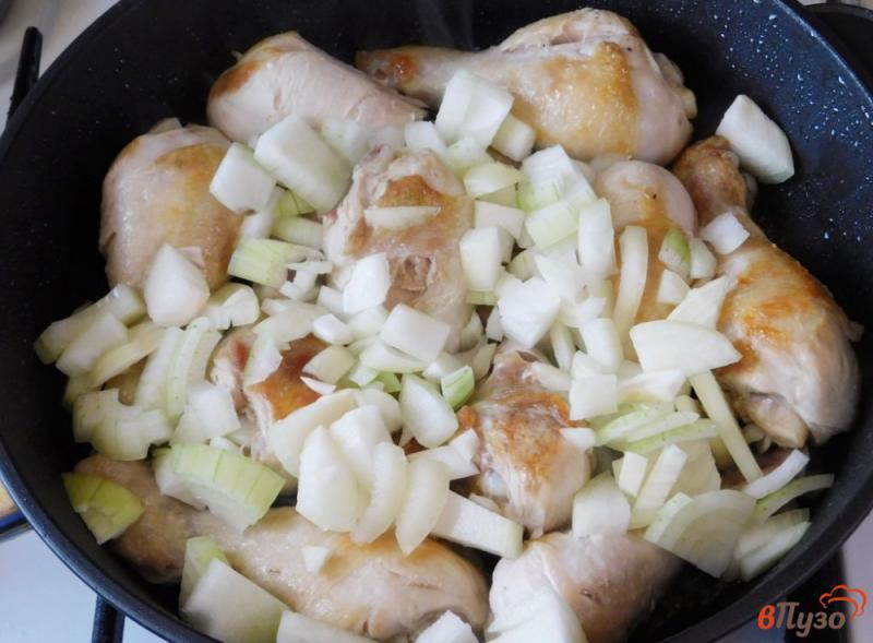 Фото приготовление рецепта: Куриные голени, жаренные с луком шаг №3