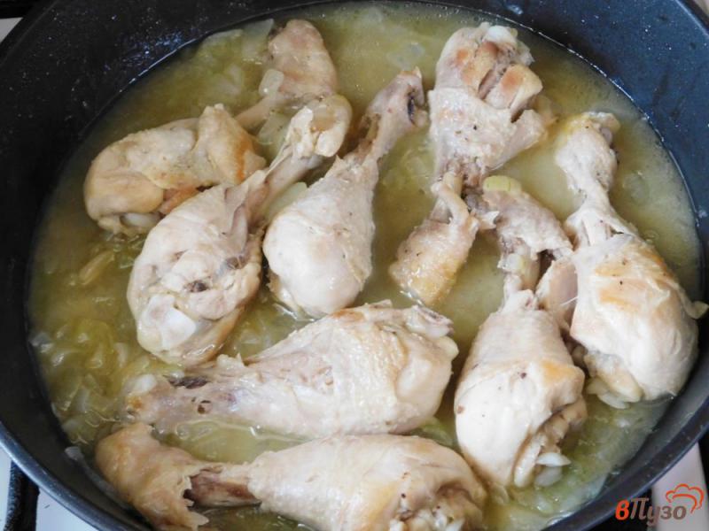 Фото приготовление рецепта: Куриные голени, жаренные с луком шаг №4