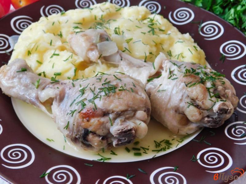 Фото приготовление рецепта: Куриные голени, жаренные с луком шаг №5